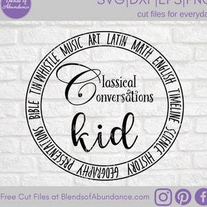 Puede incluir: Dise&ntilde;o circular en blanco y negro con el texto "Classical Conversations kid" en el centro. El c&iacute;rculo est&aacute; rodeado por las palabras "Bible Tin Whistle Music Art Latin Math English Timeline Science History Geography Presentations".