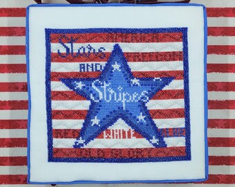 Patrón de punto de cruz de estrellas y rayas en PDF diseñado por Angela Koyles en From Dusk to Dawn Designs