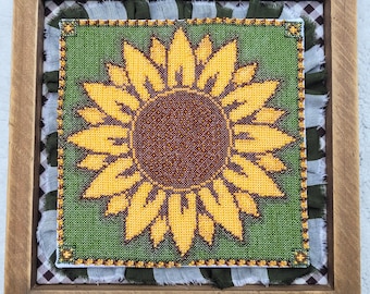 Patrón de punto de cruz de girasol con cuentas en formato PDF diseñado por Angela Koyles en From Dusk to Dawn Designs