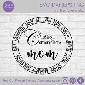 Puede incluir: Un dise&ntilde;o circular en blanco y negro con la palabra "mom" en una fuente cursiva. El c&iacute;rculo est&aacute; rodeado por un anillo de texto que dice "Bible Tin Whistle Music Art Latin Math English Timeline Science History Geography Presentations". Dentro del c&iacute;rculo, el texto "Classical Conversations" est&aacute; escrito en una fuente m&aacute;s peque&ntilde;a.