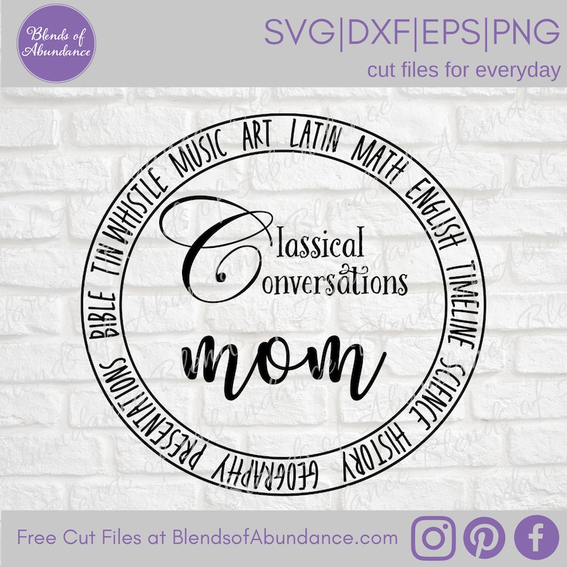 Puede incluir: Un dise&ntilde;o circular en blanco y negro con la palabra "mom" en una fuente cursiva. El c&iacute;rculo est&aacute; rodeado por un anillo de texto que dice "Bible Tin Whistle Music Art Latin Math English Timeline Science History Geography Presentations". Dentro del c&iacute;rculo, el texto "Classical Conversations" est&aacute; escrito en una fuente m&aacute;s peque&ntilde;a.