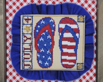 Patrón de punto de cruz de chanclas del 4 de julio en PDF, diseñado por Angela Koyles en From Dusk to Dawn Designs