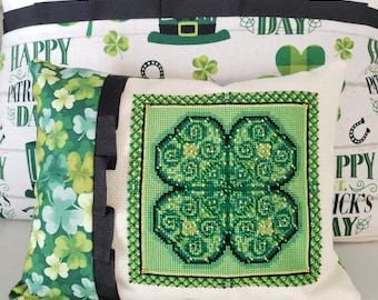 Patrón de punto de cruz de trébol celta en formato PDF diseñado por Angela Koyles en From Dusk to Dawn Designs