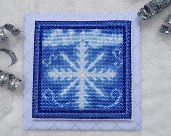 Patrón de punto de cruz de copo de nieve con cuentas en formato PDF diseñado por Angela Koyles en From Dusk to Dawn Designs