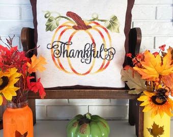 Patrón de punto de cruz de calabaza agradecida en formato PDF diseñado por Angela Koyles en From Dusk to Dawn Designs