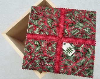 Patrón de punto de cruz para caja de regalo de Navidad en formato PDF diseñado por Angela Koyles en From Dusk to Dawn Designs