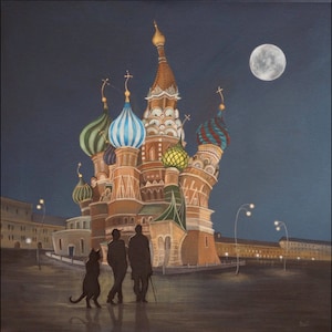 Pode incluir: Uma pintura da Catedral de São Basílio em Moscou, Rússia, à noite. A catedral está iluminada com luzes quentes e há uma grande lua cheia no céu acima dela. Três figuras estão em primeiro plano, silhuetas contra a catedral.