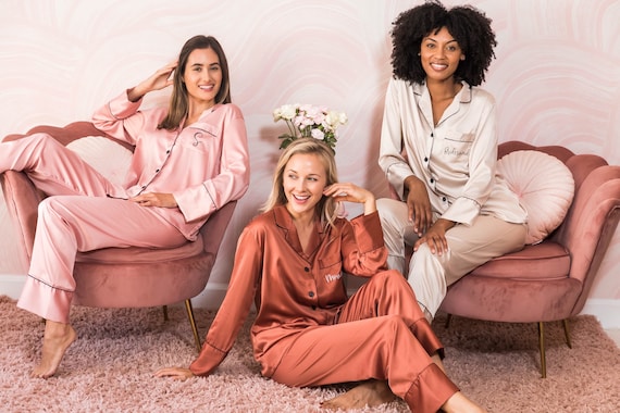 Pyjamas de demoiselle d honneur pyjamas de demoiselle d honneur vetements de nuit de demoiselle d honneur pantalons longs de pyjama pyjamas personnalises en satin de soie pyjamas de mariee personnalis...