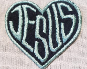 Älska Jesus-tygmärke: Svart hjärta, mintgrönt broderi - Stryk-på/Sy-på