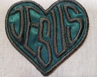 Kärlek Jesus-lapp - Satinskog & Ljus olivgrön - Broderad Stryk-på/Sy-på-lapp - Dopgåva, Lärjungekläder, Kristen Gåva