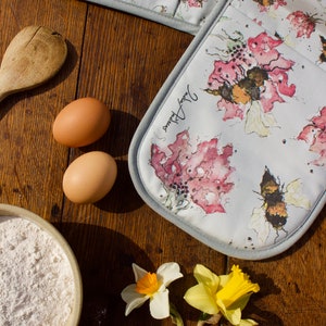 Bee and Flower Double Oven Glove, Grey
