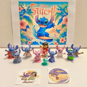 Może przedstawiać: Zestaw 10 figurek Disneya Stitch, w tym Stitch surfujący, Stitch grający na gitarze, Stitch z kwiatem i Stitch z Lilo. Zestaw zawiera r&oacute;wnież dwie naklejki, jedną z napisem "Aloha!" i drugą z napisem "No Bad Days".