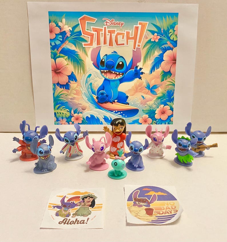 Może przedstawiać: Zestaw 10 figurek Disneya Stitch, w tym Stitch surfujący, Stitch grający na gitarze, Stitch z kwiatem i Stitch z Lilo. Zestaw zawiera r&oacute;wnież dwie naklejki, jedną z napisem "Aloha!" i drugą z napisem "No Bad Days".