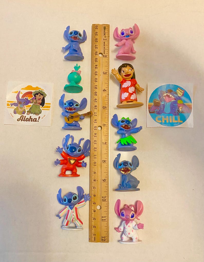 Może przedstawiać: Kolekcja 10 figurek Stitch, w tym r&oacute;żowy Stitch, Stitch grający na gitarze, Stitch w czerwonej koszulce i Stitch w piżamie. Figurki mają około 5 cm wysokości i są wykonane z plastiku. Są też dwie naklejki, jedna z tekstem "Aloha!" a druga z tekstem "CHILL".