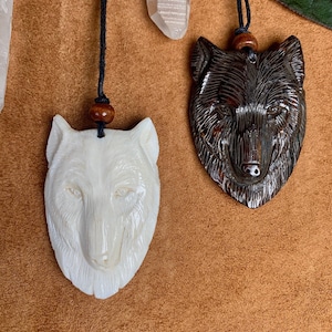 Hand geschnitzte schwarze Wolf Anhänger, Knochen Anhänger für sie