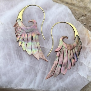 Pendientes de fénix, conchas de abulón talladas a mano y alas de latón.