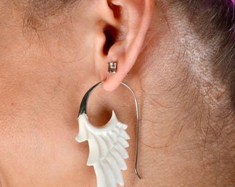 Pendientes de ala de plata y hueso tallado a mano.