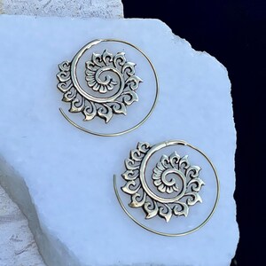 Pendientes de helecho, aros de latón hechos a mano, diseño botánico colgante, regalo para ella.