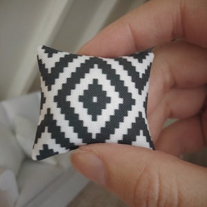 Southwest Diamond Dollhouse 1:12  Pillow 1.5&quot; Square Fabric  Miniature Modern 1/12 le Dolls Hou