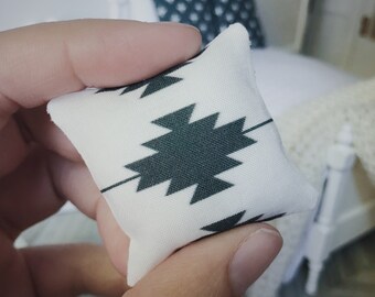 Almohada tribal para casa de muñecas: miniatura de granja moderna, cuadrada de 3,8 cm