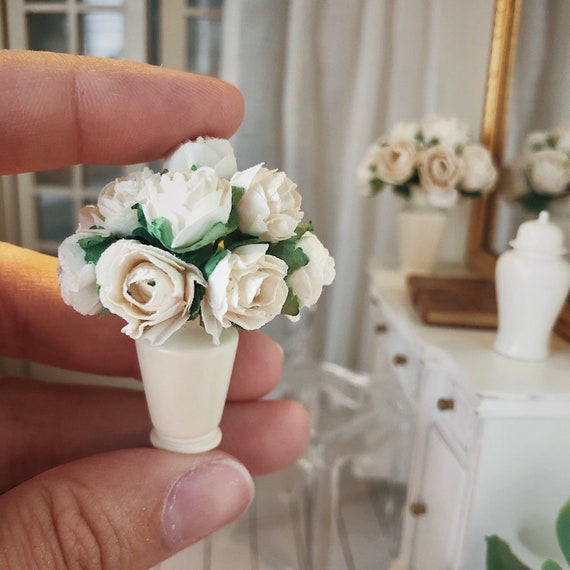 Douzaine de fleurs blanches antiques dans un vase 1/12 Dollhouse