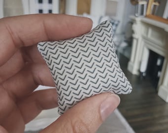 Moderna casa de muñecas con estampado de Chevron 1:12 almohada 1,5" tela cuadrada miniatura moderna 1/12 casa de muñecas