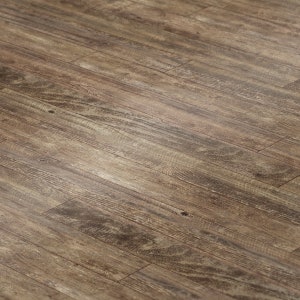 Może przedstawiać: Zbliżenie na podłogę drewnianą z jasnobrązowym i ciemnobrązowym wzorem usłojenia drewna.