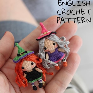 Può includere: Due bambole di strega all'uncinetto con abiti e cappelli colorati. Una bambola ha i capelli rossi e un cappello verde, l'altra ha i capelli grigi e un cappello rosa. Il testo "ENGLISH CROCHET PATTERN" è sopra le bambole.