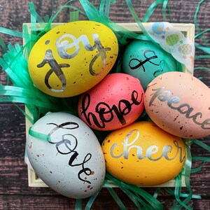 Huevos de Pascua con letras a mano - Huevos personalizados para la canasta de Pascua - Tarjetas personalizadas de easter egg place - Decoración de Pascua y huevos de granja