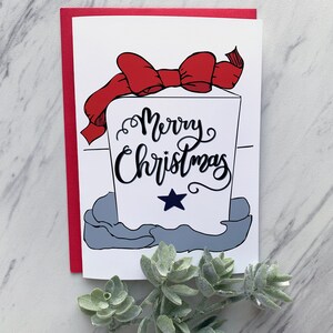 Tarjeta de feliz Navidad — Ilustración de regalo de Navidad con lazo rojo — Tarjeta navideña y tarjeta de felicitación de temporada