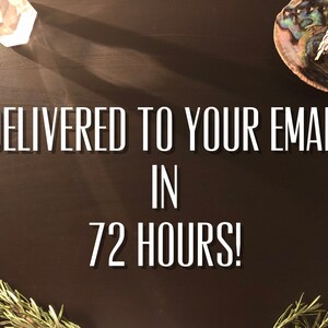 Peut inclure: Texte sur une surface en bois brun fonc&eacute; qui lit "DELIVERED TO YOUR EMAIL IN 72 HOURS!" avec des brins de romarin de chaque c&ocirc;t&eacute;.