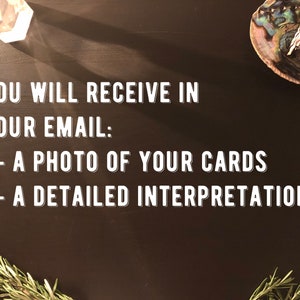 Peut inclure: Un fond noir avec du texte blanc qui dit "YOU WILL RECEIVE IN YOUR EMAIL: - A PHOTO OF YOUR CARDS - A DETAILED INTERPRETATION". Il y a un cristal, un brin de romarin et une coquille avec un b&acirc;ton de sauge sur le fond.