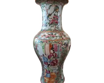 Op de afbeelding: Een porseleinen vaas met een witte achtergrond en een kleurrijk bloemen- en figuurontwerp. De vaas heeft een brede opening en een smalle hals en is versierd met gouden accenten.