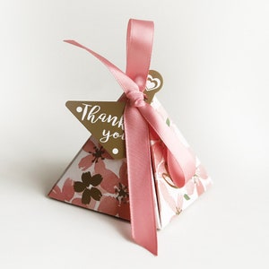 50pcs nastro rosa romantico ciliegio triangolo piramide appendere carta scatola di caramelle Chrinstmas festa Scatola di caramelle di nozze scatola regalo di cartone
