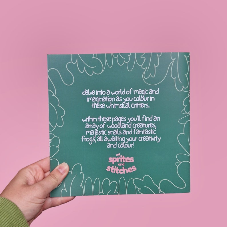 Op de afbeelding: Een groen kleurboek met een fantasierijk ontwerp met een kikker, een slak en andere boswezens. De omslag heeft de tekst "of sprites and stitches".