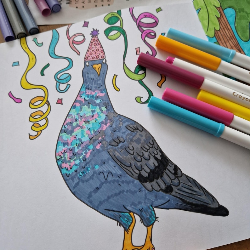 Op de afbeelding: Een kleurrijke illustratie van een duif die een feestmuts draagt met confetti en slingers eromheen. De duif is gekleurd in tinten blauw, grijs, roze en groen.
