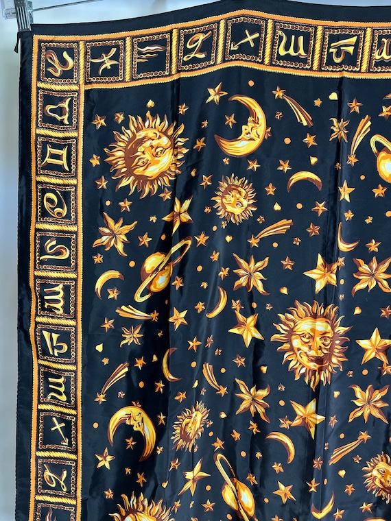 GIANNI VERSACE スカーフ　太陽　月　星　土星　赤スカーフ　美品 GIANNI VERSACE スカーフ 太陽 月 星 土星 赤スカーフ 美品