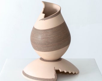 Ceramics by Mata Ortiz - Extra fine painted medium piece - Laura Bugarini - 28.5 cm. - 11.7 inches.