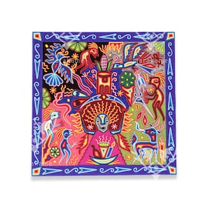 Op de afbeelding: Een levendig, vierkant kunstwerk met een gedetailleerd, kleurrijk ontwerp. De afbeelding toont een centrale figuur met een uitgebreide hoofdtooi, omringd door gestileerde figuren, dieren en planten. De rand is diepblauw met decoratieve elementen.