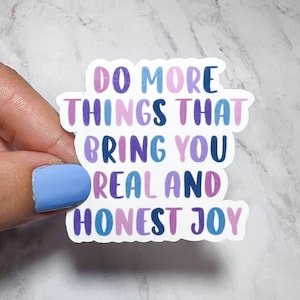 Tue mehr Dinge, die dir echte und ehrliche Freude bringen, positive Affirmation, psychische Gesundheit Sticker | Laptop Wasserflasche Wasserabweisend Aufkleber