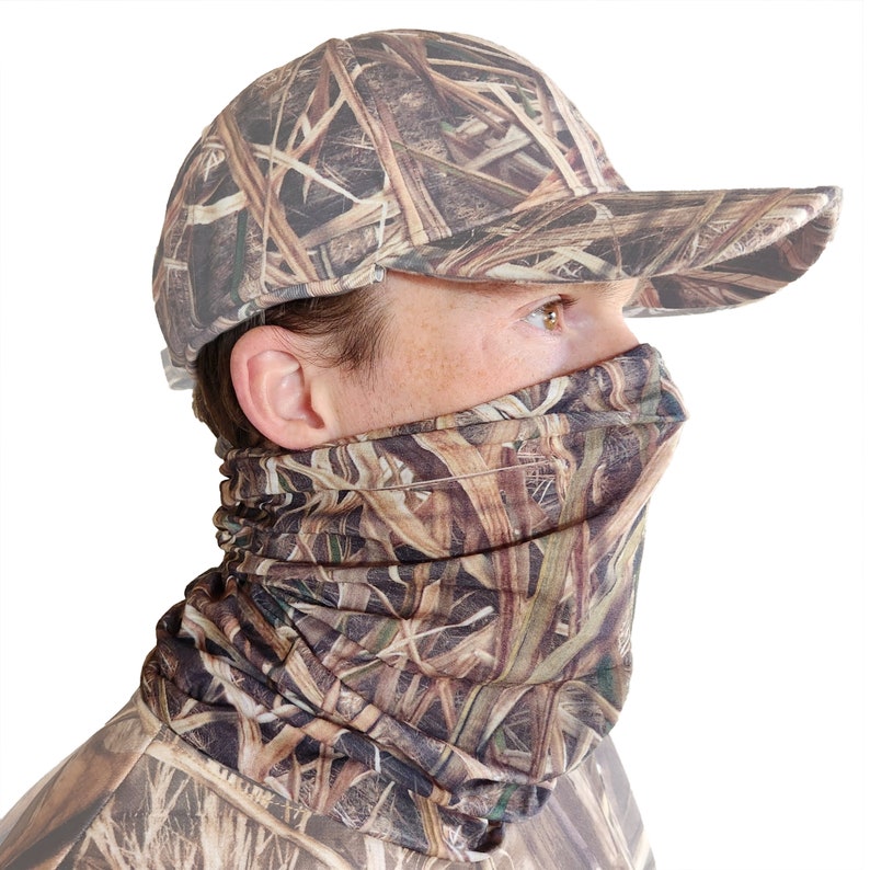 K&ouml;nnte beinhalten: Eine camouflage gemusterte Gesichtsmaske und eine Baseballkappe. Die Gesichtsmaske besteht aus einem weichen, atmungsaktiven Stoff und ist so konzipiert, dass sie den Tr&auml;ger vor den Elementen sch&uuml;tzt. Die Baseballkappe besteht aus einem strapazierf&auml;higen Material und hat ein klassisches Design.