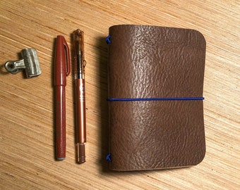 Passport Size Tumbled Brown Leather Travelers Notebook Cover, avec Insert, Ready to Ship Bundle