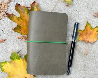 Funda para cuaderno de viaje de cuero gris humo de tamaño de bolsillo. Personaliza tu tamaño y color con elástico.