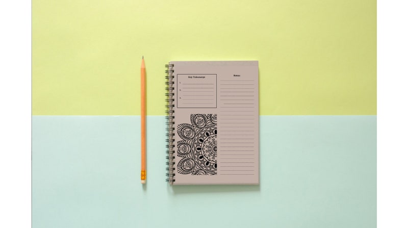 Puede incluir: Una libreta beige de espiral con un dise&ntilde;o de mandala en blanco y negro en la portada. La libreta tiene una secci&oacute;n para "To Do" y una secci&oacute;n para "Notas". Un l&aacute;piz amarillo est&aacute; acostado junto a la libreta sobre un fondo azul claro y amarillo.