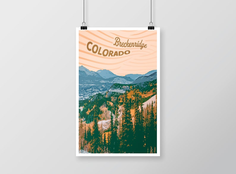 Op de afbeelding: Een poster met een schilderachtig uitzicht op Breckenridge, Colorado. Het kunstwerk toont een berglandschap met groene en gele bomen, een kronkelende weg en blauwe bergen op de achtergrond. De poster heeft de woorden "Breckenridge Colorado" in een gestileerd lettertype.