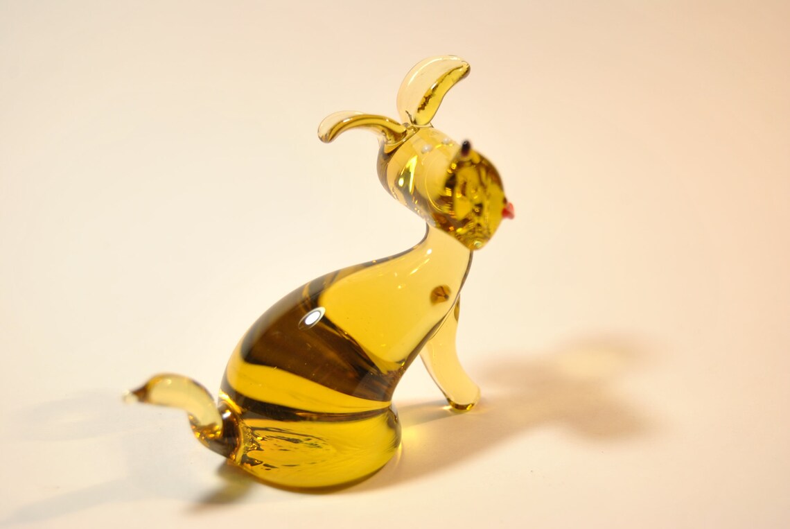 Sculpture Chien En Pâte De Verre Daum France - Chiot Jouant à La Balle, Violet/orange