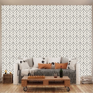 Puede incluir: Un salón con un sofá blanco, cojines y una mesa de centro de madera. La pared está decorada con un papel pintado con un patrón de hojas en blanco y negro. Un diseño interior elegante y acogedor.