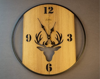 DESIGN Wanduhr Altholz Eiche Holz massiv mit Hirschkopf und Ziffern