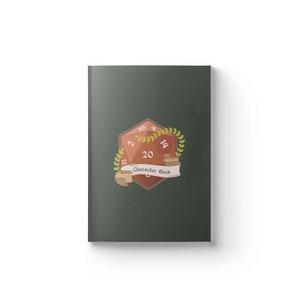 Op de afbeelding: Een donkergroen karakterboek met een bruine D20-dobbelsteenillustratie op de voorkant. De dobbelsteen heeft witte cijfers en is versierd met een banner met de tekst "Character Book". Het ontwerp bevat laurierbladeren en kleine potten.