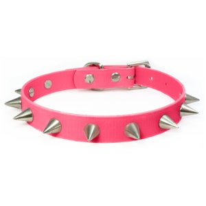 Collar punk con púas de cuero vegano rosa neón